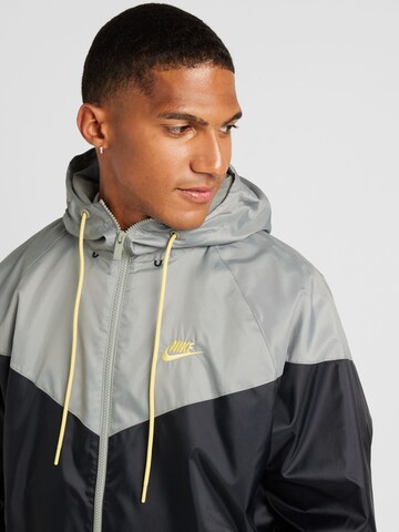 Nike SportswearPrijelazna jakna 'HERITAGE' - crna boja