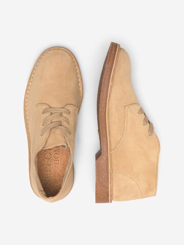 SELECTED HOMME Buty Chukka 'Riga' w kolorze beżowy