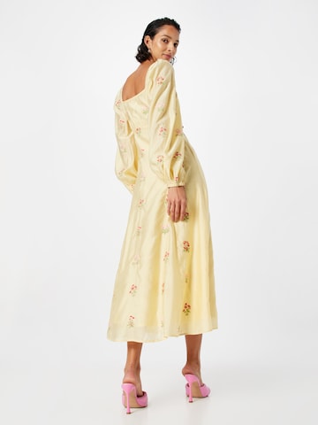 Robe Warehouse en jaune