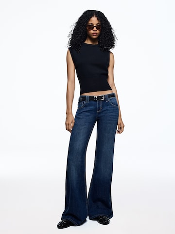Flared Jeans di Bershka in blu: frontale