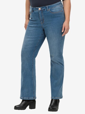 SHEEGO Bootcut Jeans in Blauw: voorkant