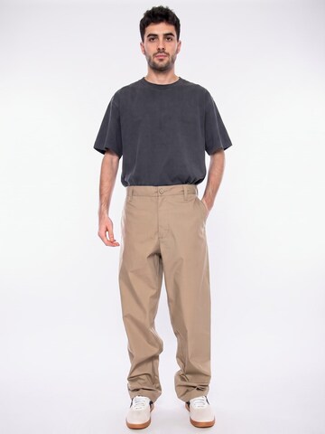 Carhartt WIP Baggy Broek 'Calder Pant Iroko' in Bruin: voorkant