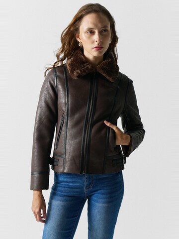 KOROSHI - Chaqueta de invierno en marrón: frente