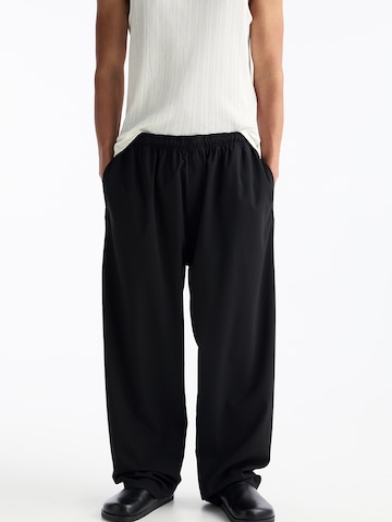 Pull&Bear Loose fit Pants in Black: front