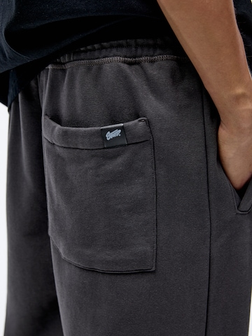 Pull&Bear Дънки Tapered Leg Панталон в сиво