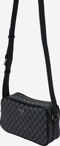 GUESS Чанта за през рамо тип преметка в черно