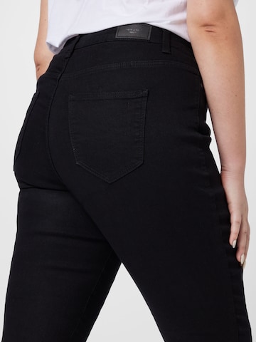 Coupe slim Jean 'Rudy' Vero Moda Curve en noir