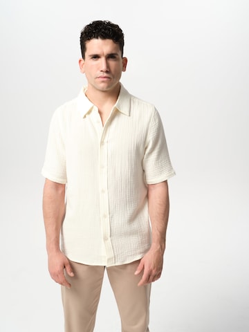 ABOUT YOU x Jaime Lorente Средняя посадка Рубашка 'Carlos' в Белый: спереди