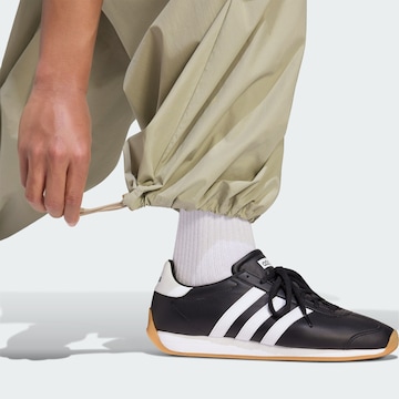 ADIDAS SPORTSWEAR - Perna larga Calças de desporto 'City Tech' em castanho