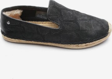UGG Flats & Loafers in 39 in Black: front