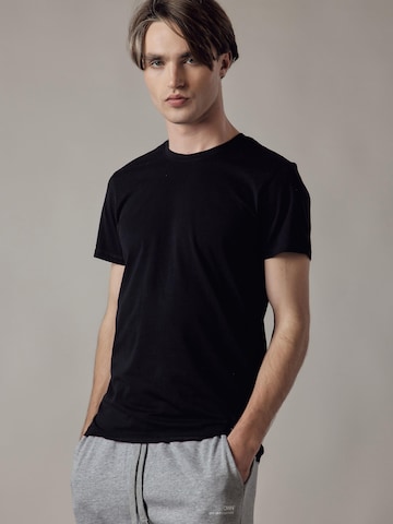 Maglietta 'T-Shirt Girocollo Elasticizzata' di OWN Off With Nature in nero: frontale