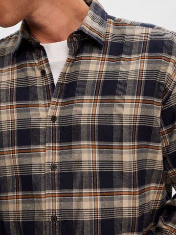 SELECTED HOMME - Comfort Fit Camisa 'Owen' em castanho