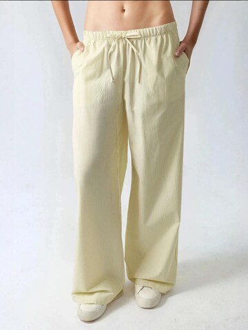 Hiccup - Calças em amarelo: frente