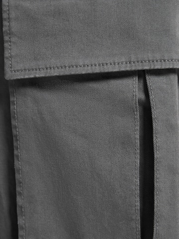 Bershka Regular Карго панталон в сиво