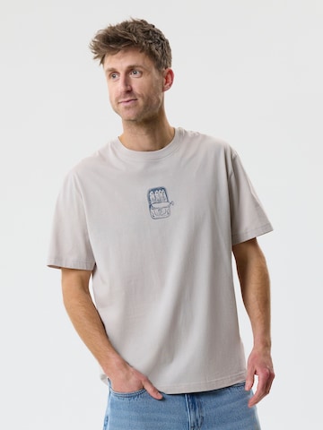 TWO SOON Bluser & t-shirts i grå: forside