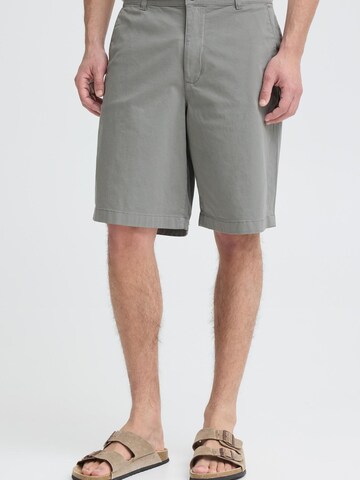 Casual Friday - Loosefit Calças chino ' CFBennet ' em cinzento: frente