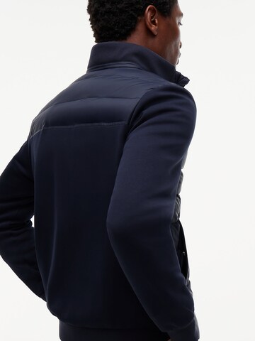 TOMMY HILFIGER Prehodna jakna 'Ess' | modra barva
