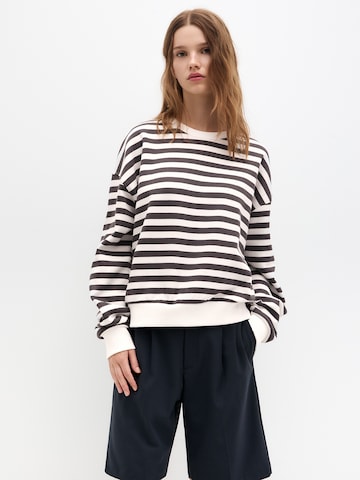 Sweat-shirt Pull&Bear en blanc : devant