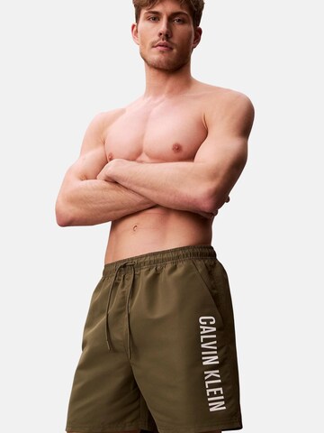 Calvin Klein Szorty kąpielowe 'CALVIN KLEIN MEDIUM DRAWSTRING Costumi da bagno' w kolorze zielony