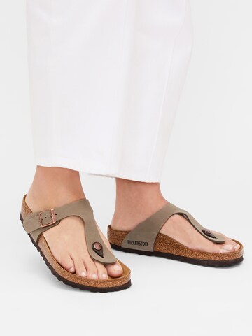 BIRKENSTOCK Ujjelválasztó-pántos szandál 'Gizeh' - szürke