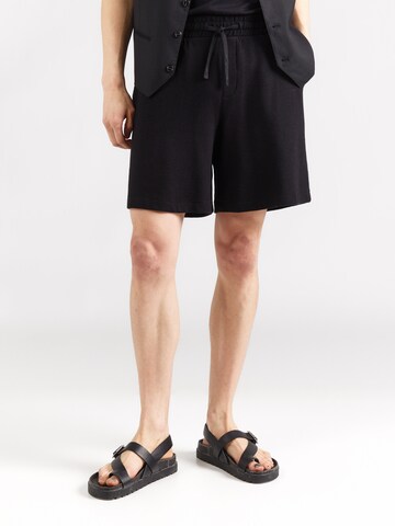 QS Regular Broek in Zwart: voorkant