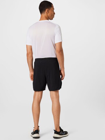 Reebok Slimfit Sportshorts in Schwarz