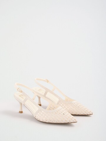 Friends Like These - Sapatos abertos atrás em bege