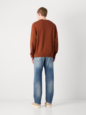 Pull-over Calvin Klein Jeans en rouge : derrière