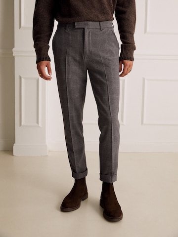 Guido Maria Kretschmer Men Regular Trousers 'Leopold' in Grey: front