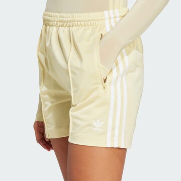 ADIDAS ORIGINALS Loosefit Shorts 'Firebird ' in Gelb