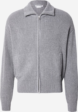 Vestes en maille WEEKDAY en gris : devant