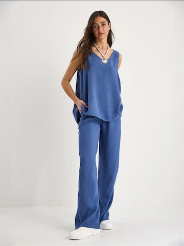 Completo pantalone di Bianco Lucci in blu