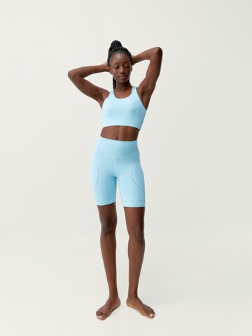 Born Living Yoga Skinny Sportshorts 'Becky' in Blau