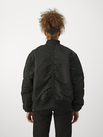 ALPHA INDUSTRIES Övergångsjacka 'CWU MA-1' i svart: baksida