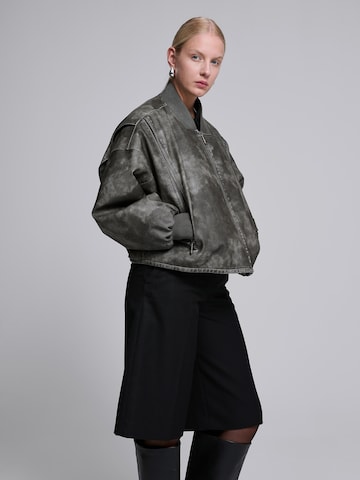 AEMMI Tussenjas 'Leather Bomber' in Grijs: voorkant