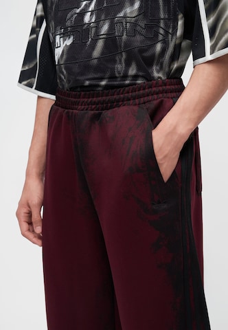 ADIDAS ORIGINALSWide Leg/ Široke nogavice Hlače 'Adilenium 6' - crvena boja: bočni dio