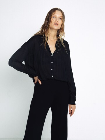 ABOUT YOU x Toni Garrn Blouse 'Drew' in Zwart: voorkant