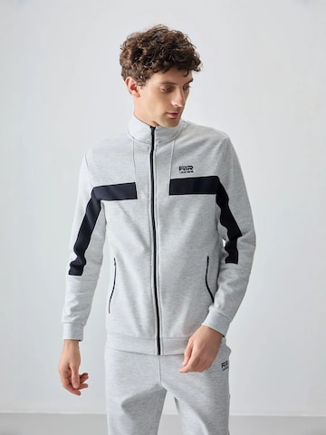 Tommy Life Trainingsanzug in Grau