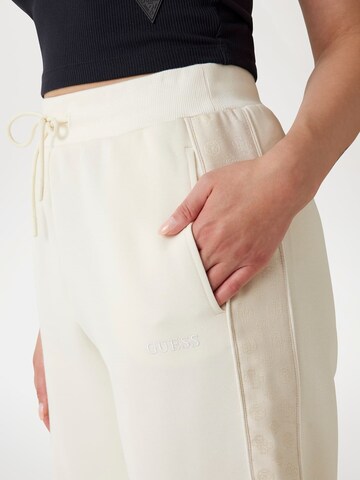 GUESS Tapered Hose in Weiß