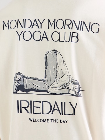 Iriedaily - Camiseta 'Monday Yoga' en blanco