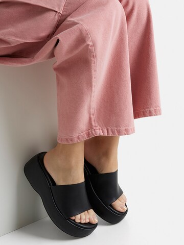 Bershka Slipper in Black: front