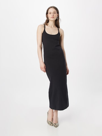 Rochie de la Calvin Klein pe negru: față