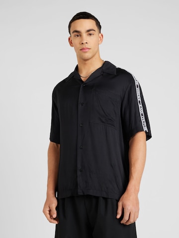 Fit confort Chemise Versace Jeans Couture en noir : devant