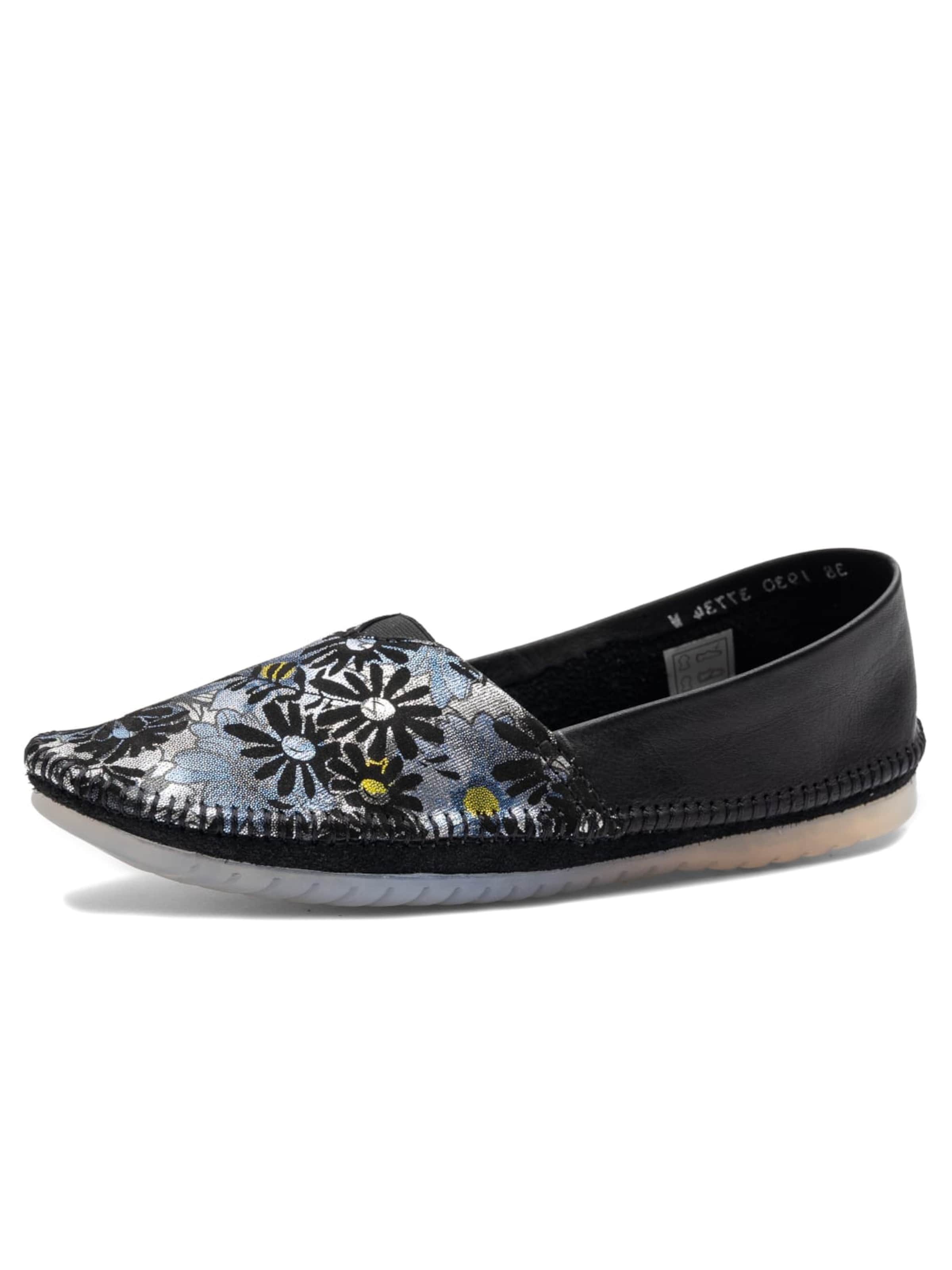 Maciejka Slip-ons in Black: front
