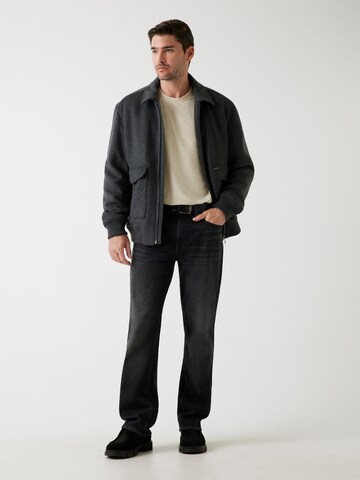 GUESS Between-Season Jacket in Grey