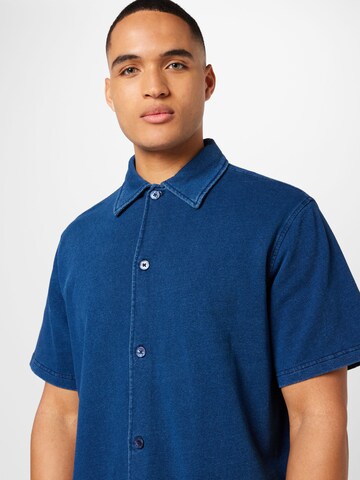 WEEKDAY Regular Fit Skjorte i blå