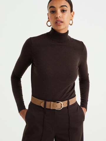 WE Fashion Sweater in Brown: front