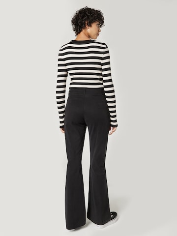 A LOT LESS Flared Broek 'CORA' in Zwart