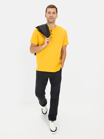 CAMEL ACTIVE Kurzarm Henley aus Organic Cotton in Gelb