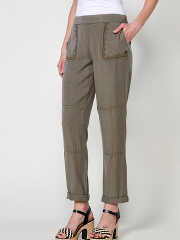 KOROSHI Regular Trousers in Green: front